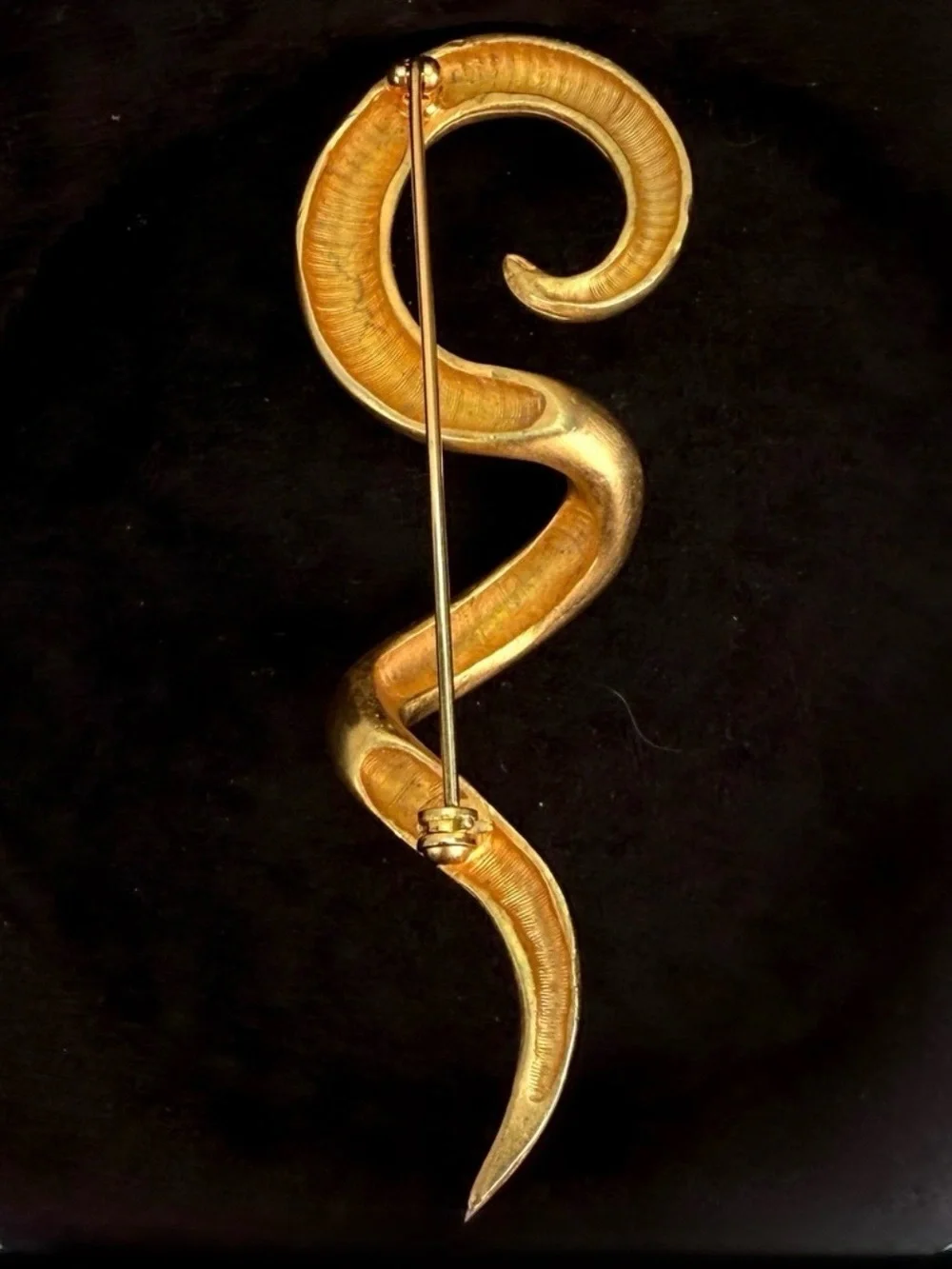 Gorgeous, matte goldtone vintage, brooch pin